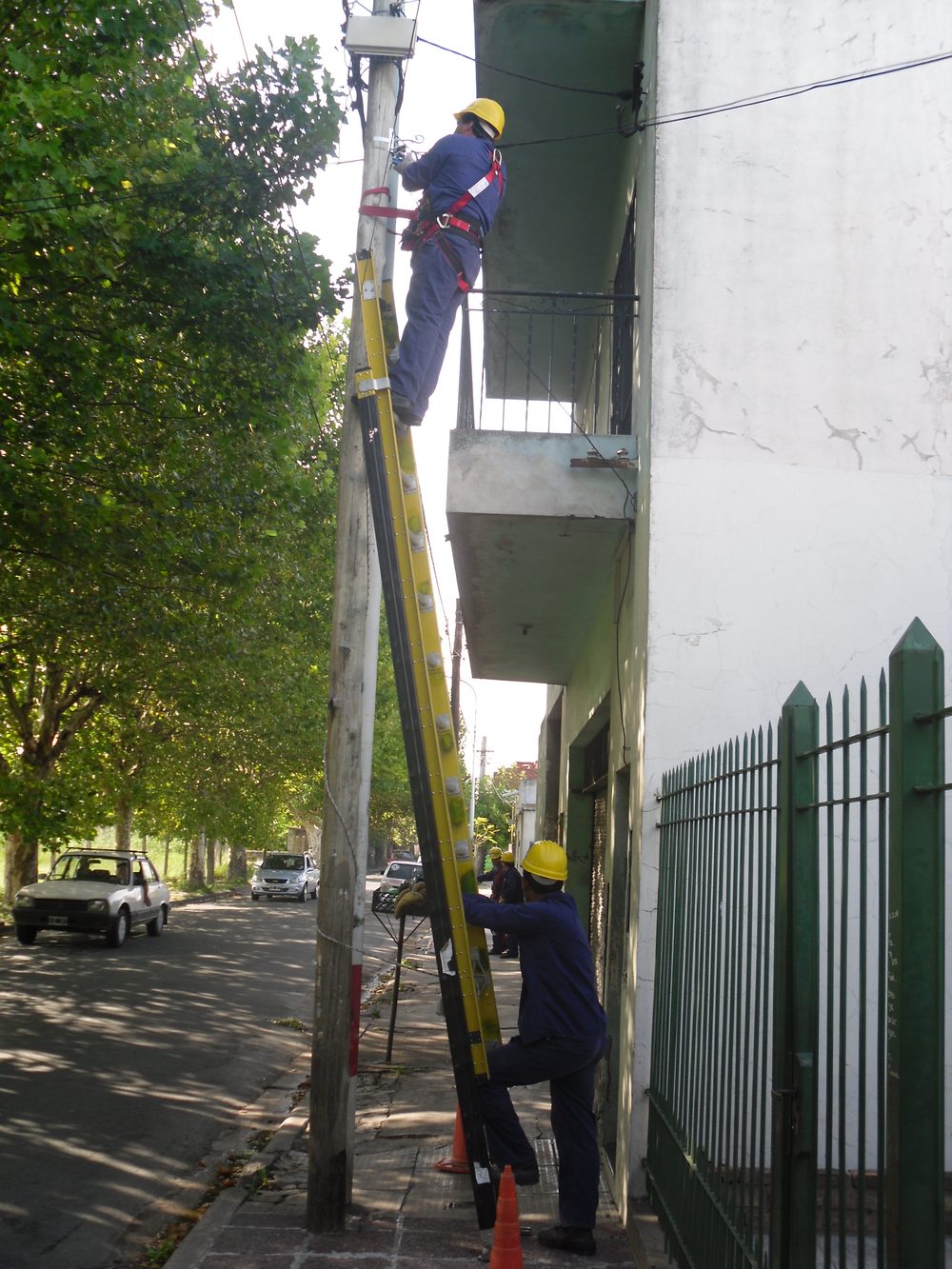 Tendido aéreo de fibra óptica en poste